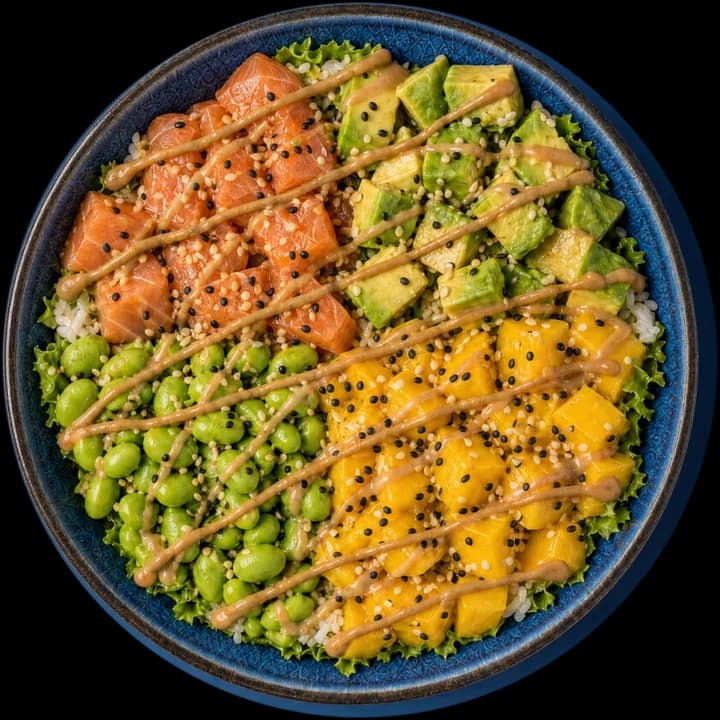 Exemple de bowl en taille S, vu de dessus : riz à sushi + batavia verte, avocat, edamame, mangue, saumon cru, sésame grillé, cacahuète